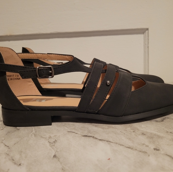 Cutout Flats - Picture 3 of 5